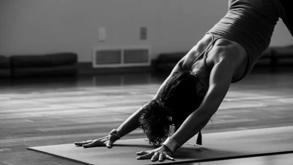 Práctica de pilates clínico con movimiento controlado, en blanco y negro