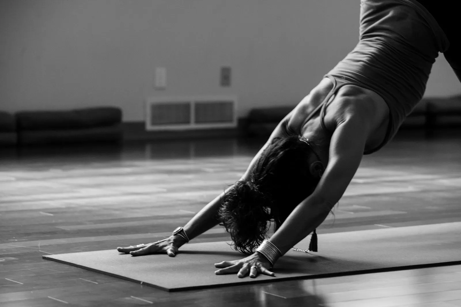 Práctica de pilates clínico con movimiento controlado, en blanco y negro